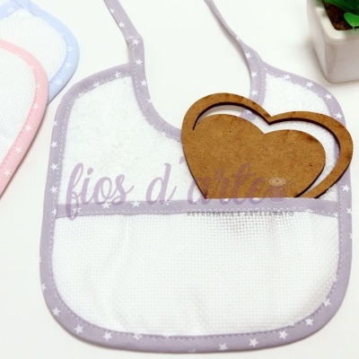 Babete branco com bordas cinzentas e padrão de estrelas, com bolso e coração em madeira