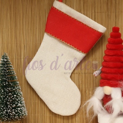 Meia natalícia bege e vermelha com duendes e árvore verde com neve