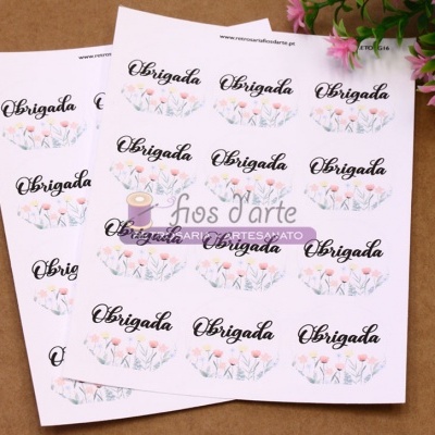 Folhas com autocolantes 'Obrigada' decorados com flores cor-de-rosa e folhas verdes