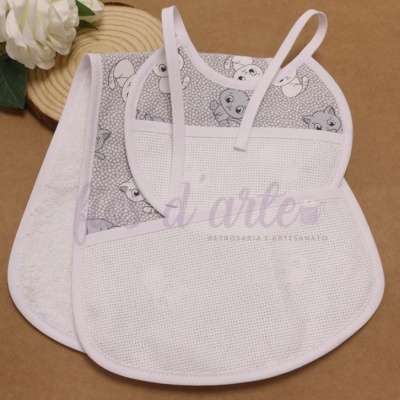 Conjunto de dois babadores brancos com padrão de gatos cinzentos e texturas variadas