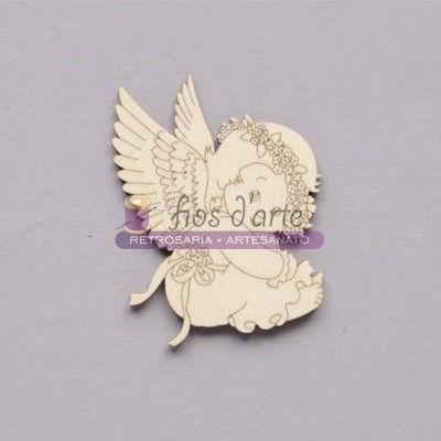 Anjo em madeira clara com asas e aureola de flores sobre fundo cinza