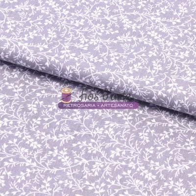 Tecido lilás com padrão branco de folhas e ramos