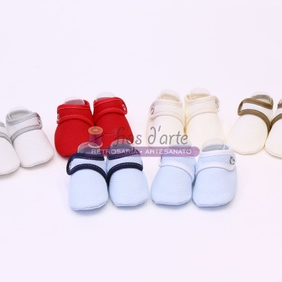 Cinco pares de sapatinhos de bebé coloridos em malha com botão lateral