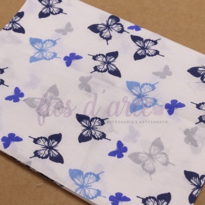 Tecido branco com padrão de borboletas em azul e cinzento