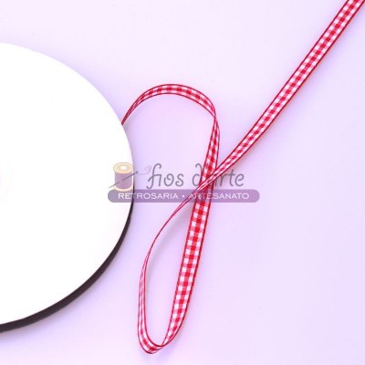 Fita decorativa vermelha e branca com padrão vichy sobre fundo lilás