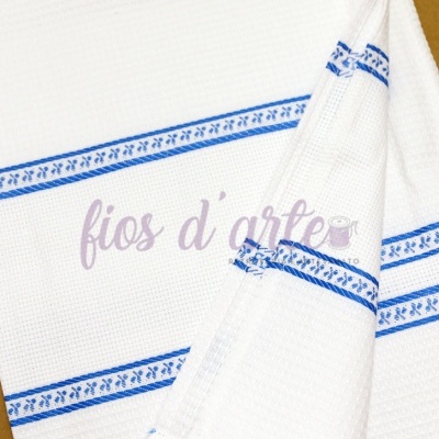 Toalha branca com detalhes em azul e padrão floral