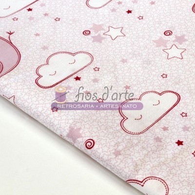 Tecido estampado com nuvens cor-de-rosa e estrelas em fundo branco