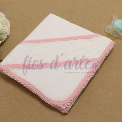 Manta branca para bebé com borda rosa e detalhes em renda