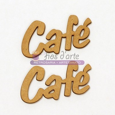 Duas figuras em madeira moldada com a palavra 'Café' em tom castanho claro