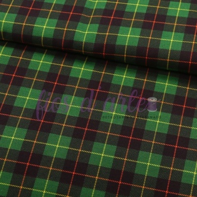 Tecido xadrez verde, amarelo, vermelho e azul escuro dobrado