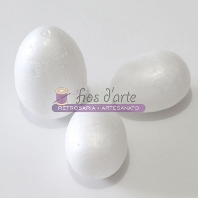 Três ovos brancos de esferovite de tamanhos variados com textura sobre fundo branco