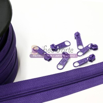 Fecho éclair roxo com puxadores.