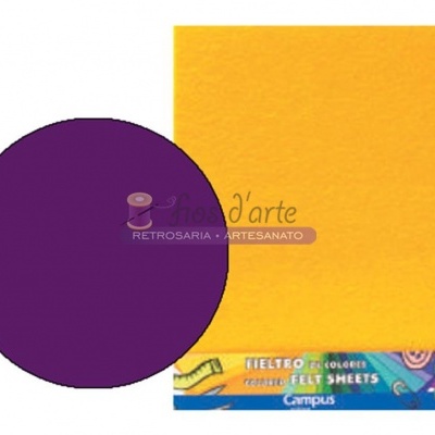 Dois quadrados de feltro amarelo e roxo sobre embalagem azul colorida