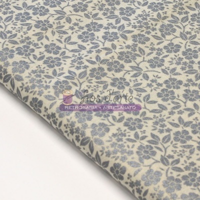 tecido branco com padrão floral cinza-azulado e etiqueta Santas Artes