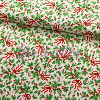 Tecido branco com padrão de folhas de azevinho, bagas e laços vermelhos