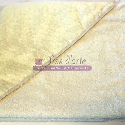 toalha de banho dupla face amarelo claro com borda bege dobrada