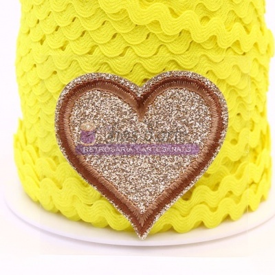 Rolo de fita amarela com decoração de coração brilhante