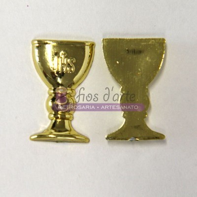 Peças douradas em formato de cálice com gravação IHS e fundo branco