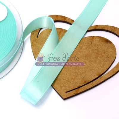 Fita de cetim azul clara sobre molde de coração de madeira com texto impresso