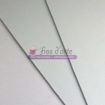 Três faixas de tecido branco liso sobre superfícies brancas com marca d'água