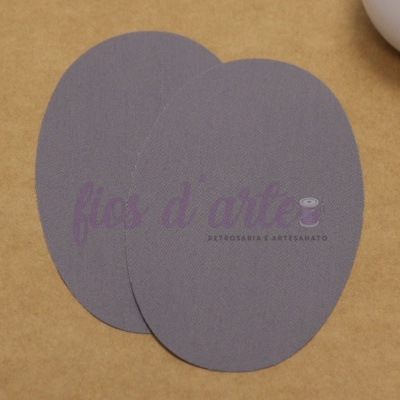 Dois pés-de-garrafa ovais cinza sobre superfície castanha