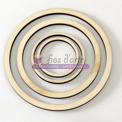 Quatro anéis de madeira concêntricos sobre fundo branco