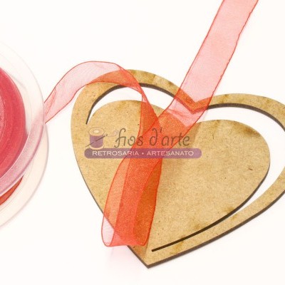 Fita de organza vermelha em carretel ao lado de coração em cartão com texto de loja artesanal