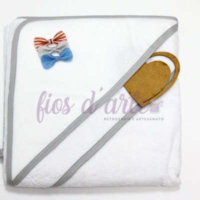 Toalha de banho branca com laços de tecido azul e às riscas laranja e branco