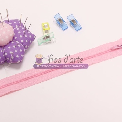 fecho éclair rosa, alfineteiro roxo com bolinhas, presilhas coloridas, etiqueta 'fios d'arte'