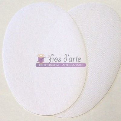 Duas almofadas ovais brancas com textura e texto Fios d'arte RETROSARIA ARTESANATO