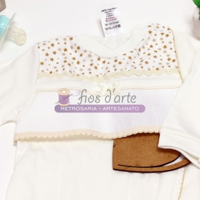 Body de bebé branco com estrelas douradas e chucha azul
