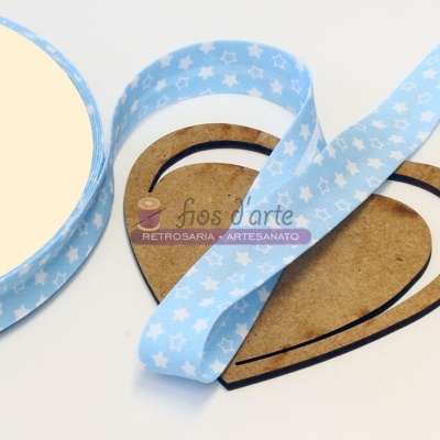 Fita azul clara com estrelas brancas sobre suporte de cartão em forma de coração