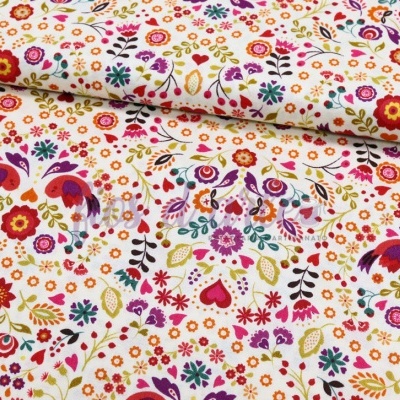 Tecido branco com padrão colorido de flores e corações