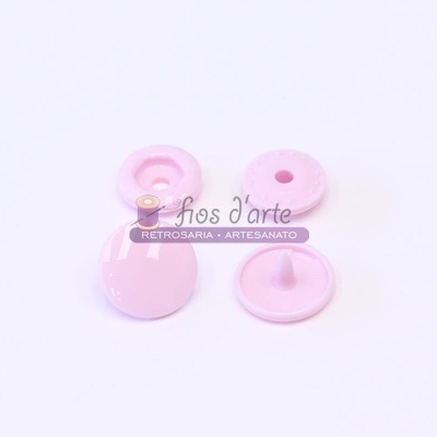 Botões cor-de-rosa de plástico com acabamento brilhante sobre fundo branco