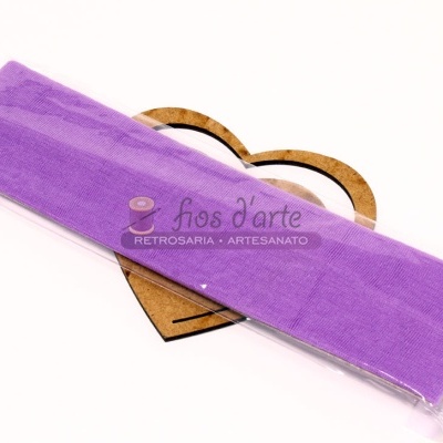 Fita de tecido roxa embalada em plástico transparente sobre cartão castanho em forma de coração