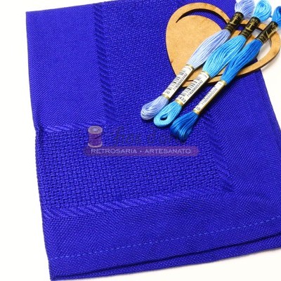 Pano azul royal com linhas de bordar em tons de azul claro