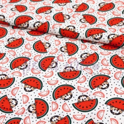 tecido branco com padrão de melancias vermelhas e pinguins pequenos