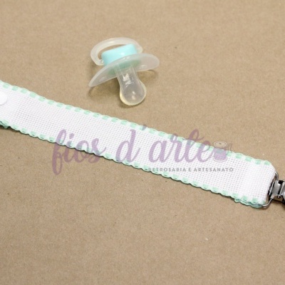 Chupeta transparente com anel verde claro e clipe branco com borda verde claro