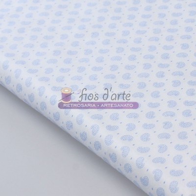 Tecido branco com padrão de gotas azuis pequenas e marca fios d'arte