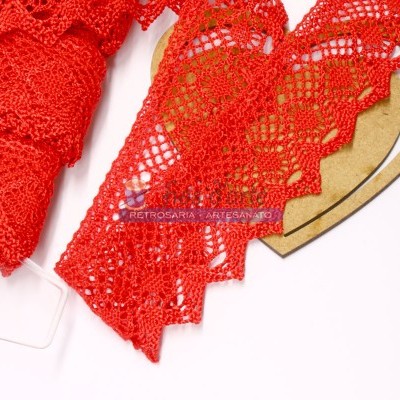 Renda vermelha artesanal detalhada
