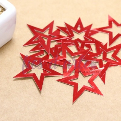 Estrelas decorativas vermelhas recortadas brilhantes sobre superfície castanha com vaso branco