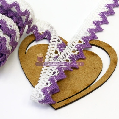 Fita rendada rolo branco lilás sobre base coração de madeira