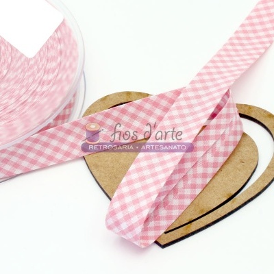 Fita de tecido rosa e branco xadrez com molduras em forma de coração