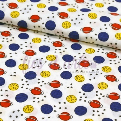 Tecido com padrão de planetas e estrelas coloridos sobre fundo branco