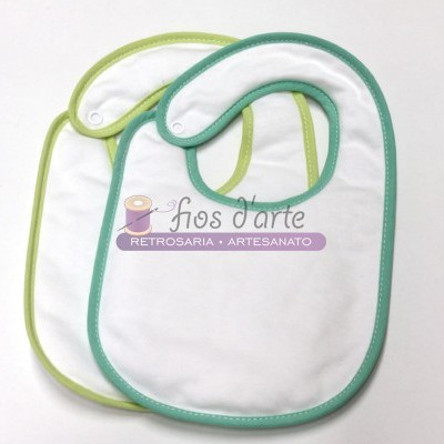 Dois babetes brancos para bebé com bordas verdes e fecho de mola