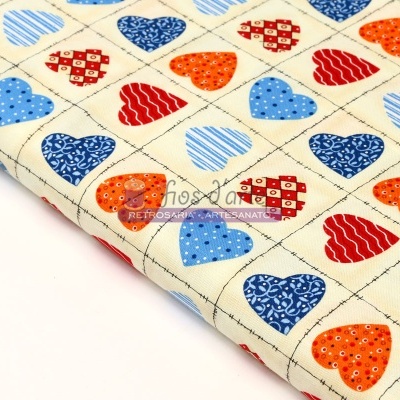 Tecido estampado com corações coloridos e texto impresso