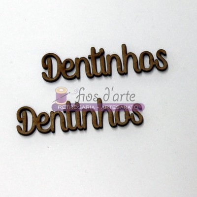 Palavras 'Dentinhos' em madeira castanha sobre fundo branco