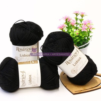 Cinco novelos de lã preta Rosários 4 Lisboa com flores artificiais e base em forma de coração