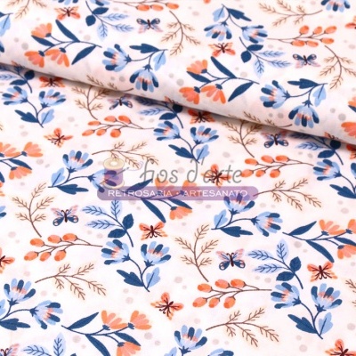 tecido branco com padrão floral colorido e etiqueta artesanal