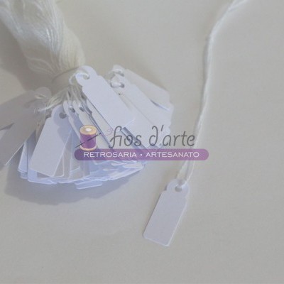 Etiquetas de papel brancas com elástico branco